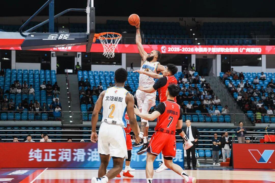 世界杯官方正版软件-飞起来就隔扣！NBA冠军中锋打CBA太轻松了……